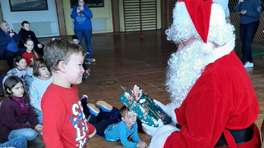 Respekt vorm Weihnachtsmann hatten alle, als der die Adventsfeier des Vereins der Pflege- und Adoptiveltern Halberstadt in Dingelstedts Dorfgemeinschaftshaus besuchte.