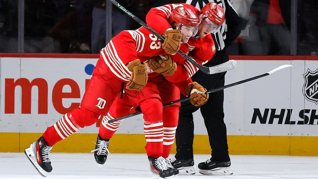 Moritz Seider wird nach seinem Siegtreffer für Detroit umjubelt.