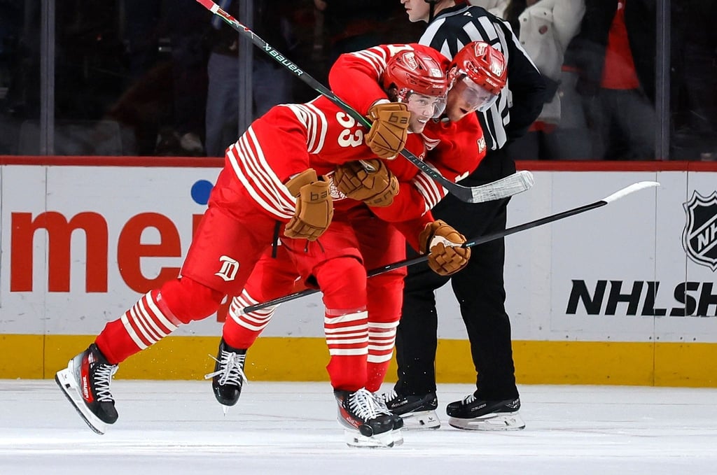 Moritz Seider wird nach seinem Siegtreffer für Detroit umjubelt.