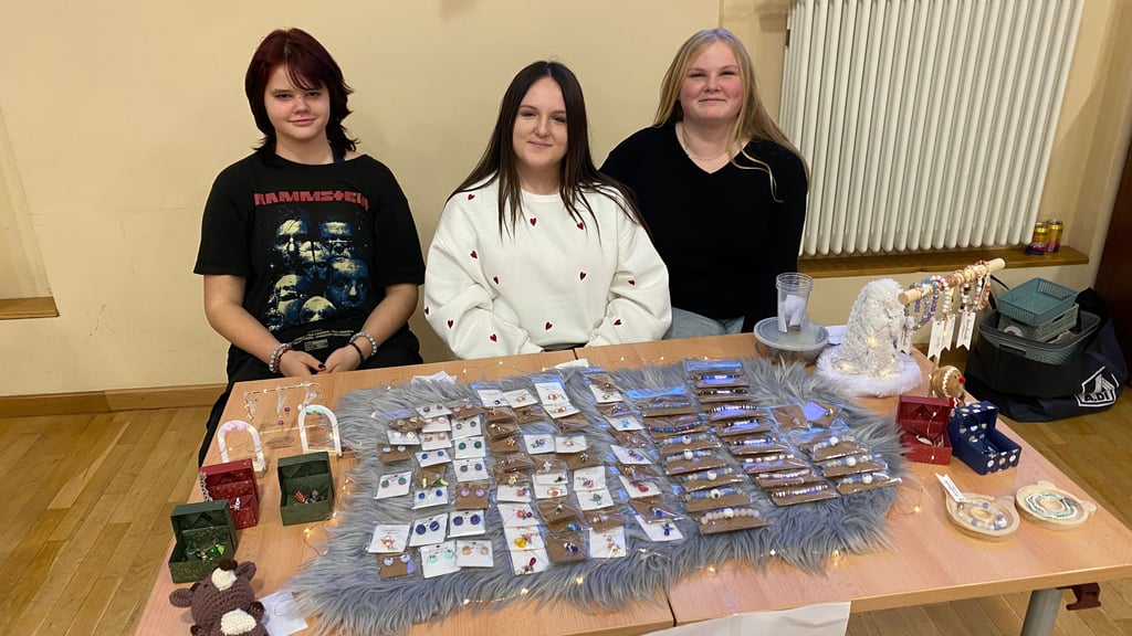 Kreativ wurde es am Tag der offenen Tür der Katharinenschule Eisleben: Caroline Ziegler, Hailey Staub und Cami Zander aus der 10a verkauften selbst gemachten Schmuck.