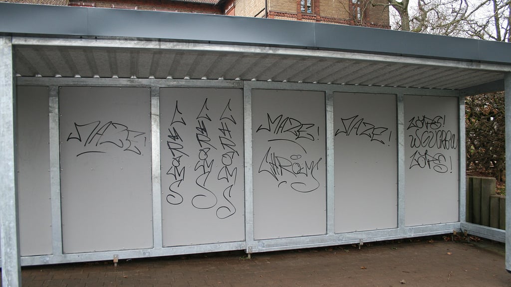 Die neue Bushaltestelle an der Grundschule in Kelbra wurde beschmiert. 