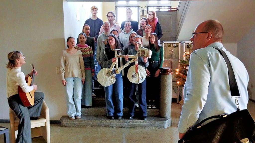 Die Schüler singen ihrem Schulleiter hier ein Ständchen zur Begrüßung. 
