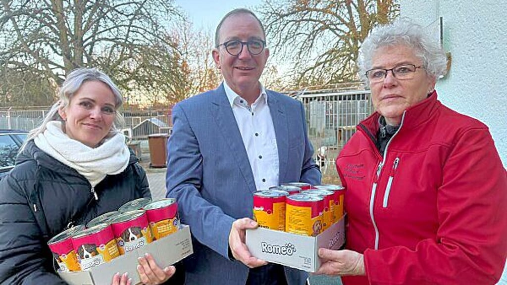 Markus Bauer übergibt Futterspenden für die Tiere an Silvia Rupkalwies (re.) und Josefine Helmund vom Ascherslebener Tierschutzverein.