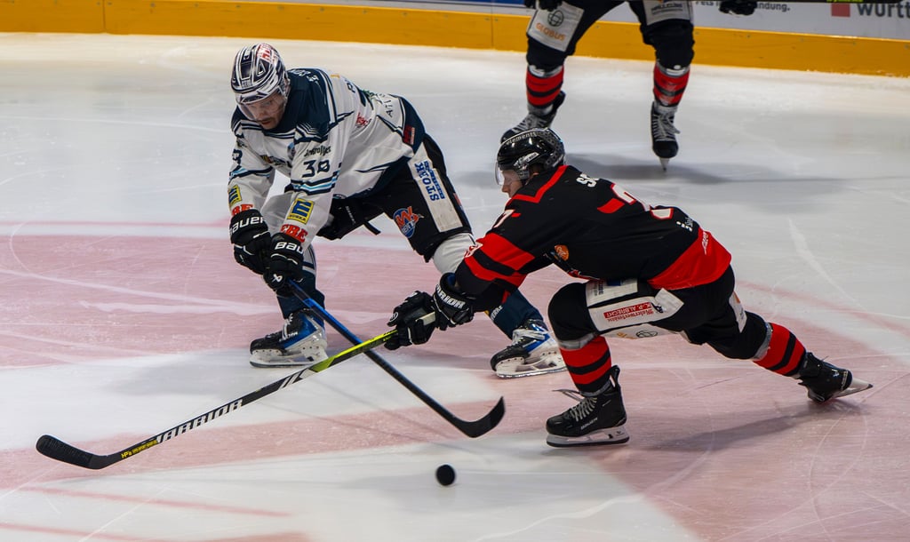 Jesper Akerman (r.) und den Saale Bulls steht am Sonntag das nächste Derby gegen die IceFighters Leipzig bevor.