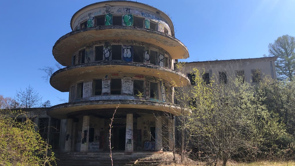Bis 1990 ein beliebtes Feriendomizil, jetzt ein Lost Place: das ehemalige Ferienheim „Fritz Heckert“ bei Gernrode. Doch das soll sich jetzt ändern.