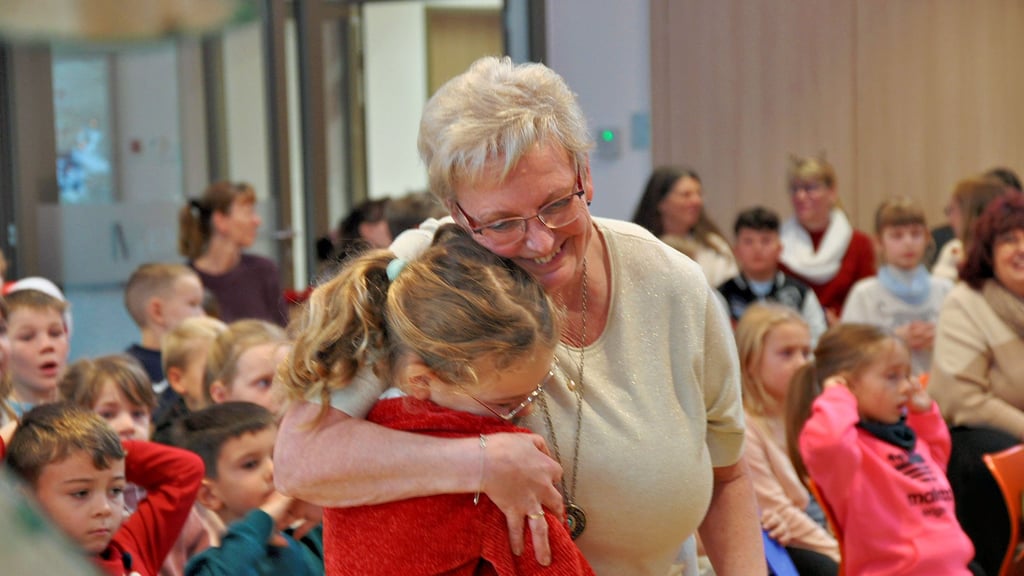 Schulleiterin Ines Albrecht verabschiedet sich in den Ruhestand. Bei der Abschlussfeier in der Grundschule „Haferbreite“ in Stendal sind einige Tränen geflossen. 