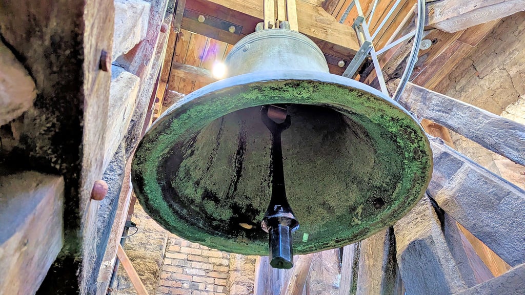 Ein konisch geformter Klöppel schwingt seit Kurzem in der größten und schwersten Glocke im Geläut des Merseburger Doms, der Benedicta.