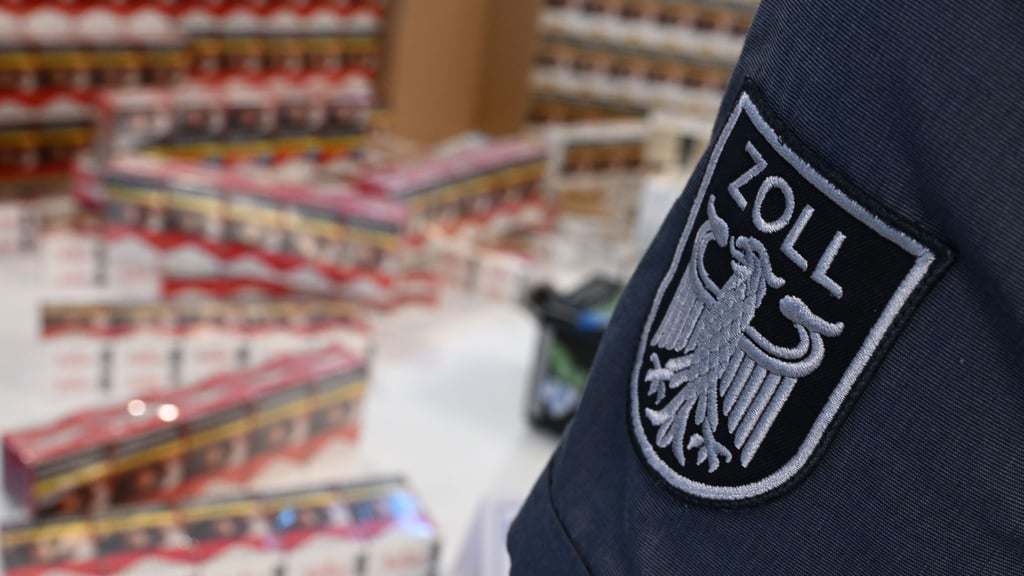 In Munster stellt der Zoll massenhaft unversteuerte Zigaretten sicher.