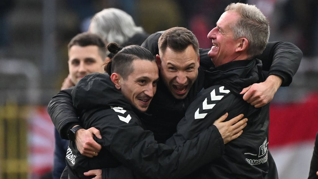 Baris Atik, Pascal Ibold und Petrik Sander vom 1. FC Magdeburg: Jubel kannte kaum Grenzen.