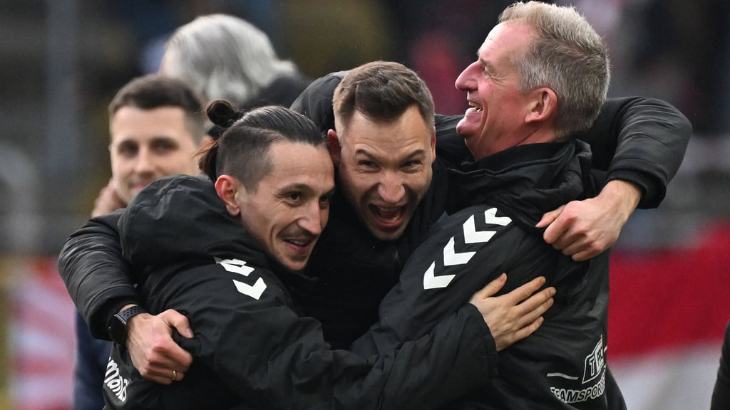 Baris Atik, Pascal Ibold und Petrik Sander vom 1. FC Magdeburg: Jubel kannte kaum Grenzen.