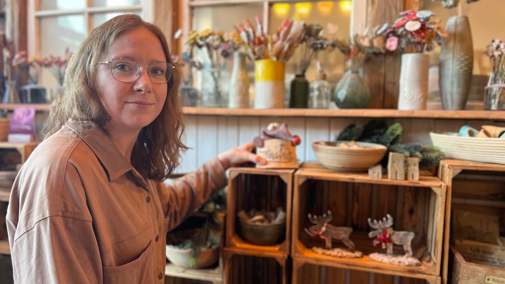 Nicole Hoffmann in ihrem Laden, der direkt an die Werkstatt angegliedert ist.