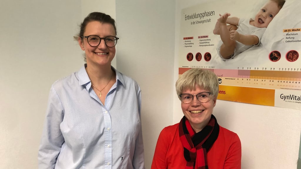Betreuen künftig die Patienten gemeinsam:  die beiden Fachärztinnen für Frauenheilkunde und Geburtshilfe Kathrin Hüffner (r.) und Dr. Juliane Büscher.