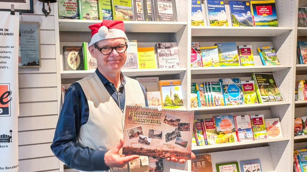 Rainer Neitzel ist der Inhaber des Büchergeschäfts Leseland. Er erzählt, dass der Salzwedel-Kalender ein beliebtes Geschenk zu Weihnachten ist.