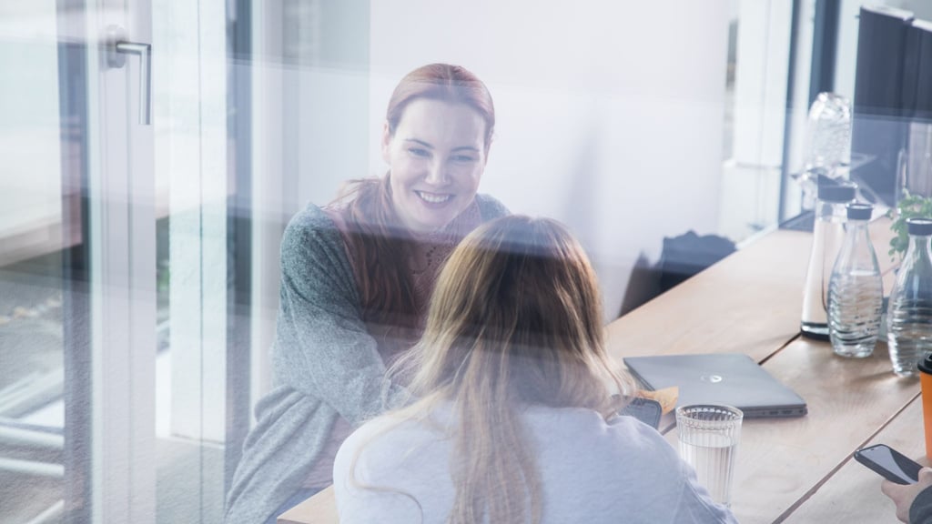 Bei kleineren Veränderungen im Arbeitsalltag kann es helfen, Kolleginnen oder Kollegen einzubeziehen.