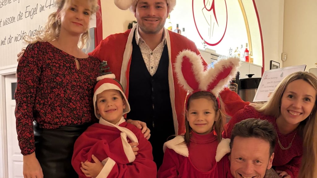 Ehrlichkeit, Pünktlichkeit, Bescheidenheit – auf diese Werte legt Marcus Eichelmann (Mitte) bei der Erziehung seiner Kinder ganz besonderen Wert. Seine Frau Sofia (rechts unten) sieht das genauso. Auch seine Eltern unterstützen ihn dabei.