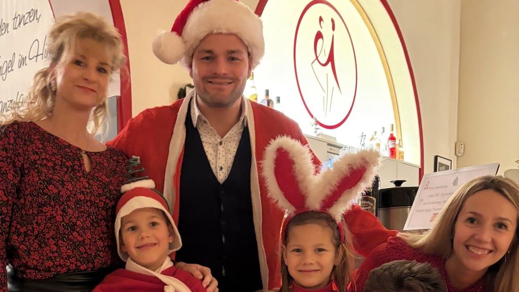 Ehrlichkeit, Pünktlichkeit, Bescheidenheit – auf diese Werte legt Marcus Eichelmann (Mitte) bei der Erziehung seiner Kinder ganz besonderen Wert. Seine Frau Sofia (rechts unten) sieht das genauso. Auch seine Eltern unterstützen ihn dabei.