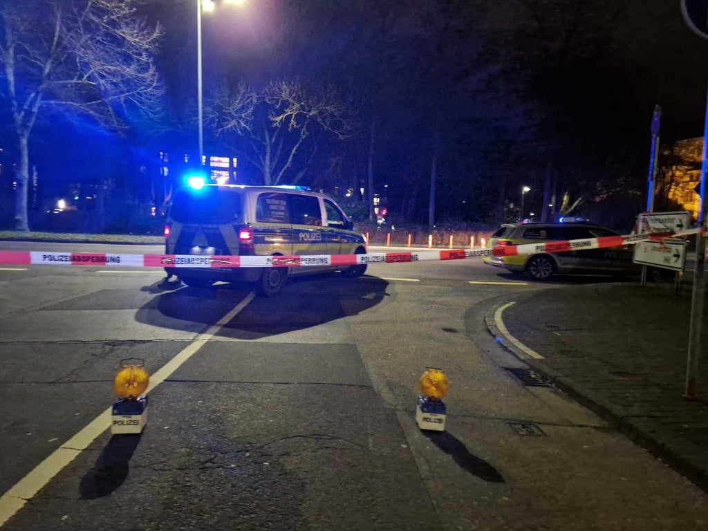 Ein Auto soll in eine Bushaltestelle gefahren sein, vier Menschen werden laut Polizei verletzt. Die Polizei sucht nun nach Bildern und Videos von Zeugen.