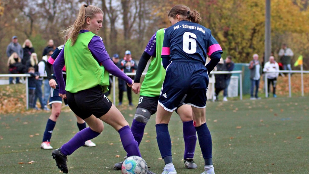 Die Damen von Rotation Aschersleben, hier mit Mareen Haußmann (links), gewannen bisher fünf Punktspiele in der Regionalklasse II. 