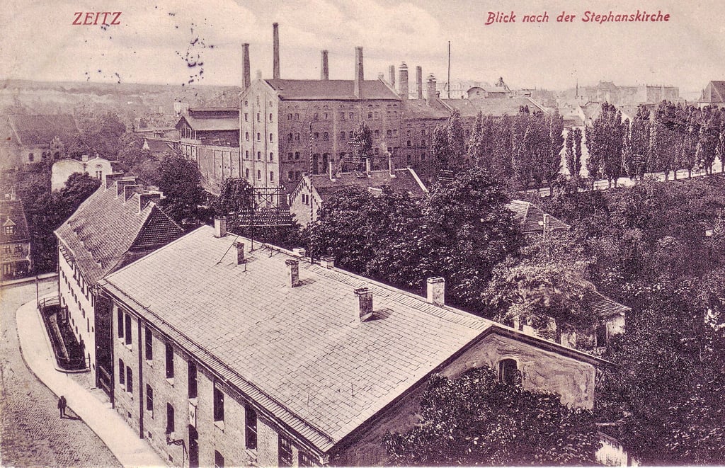 Als sich das Königliche Amtsgericht noch in der Schloßstraße 9 befand, konnten die Gefangenen direkt über eine Brücke in ihre Zellen im angrenzenden Gefängnis überführt werden. 