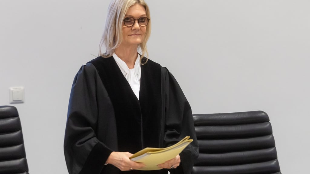 Die beiden Angeklagten wollten sich zu Prozessbeginn zunächst nicht zu den Vorwürfen äußern.