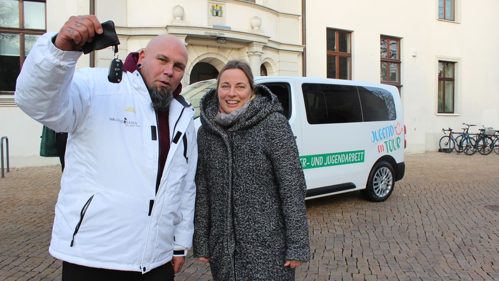 Ab jetzt sind sie mobil: Ein Bus für die Stadtjugendpflegerin Miriam Täger und Streetworker Thomas Brunke steht zur Verfügung und erleichtert ihre Arbeit.