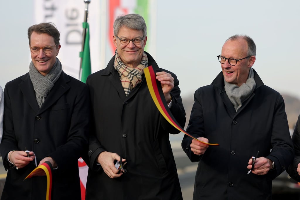 Symbolische Freigabe: NRW-Ministerpräsident Hendrik Wüst, Bundesverkehrsminister Patrick Schnieder und Bundeskanzler Friedrich Merz auf der Rahmedetalbrücke.
