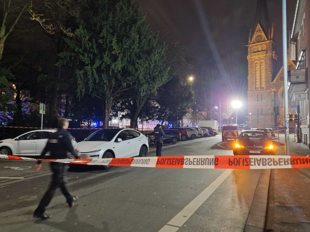 In Gießen fuhr ein Auto in eine Bushaltestelle und verletzte mehrere Menschen.