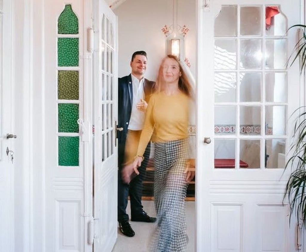 Einer Frau die Tür aufhalten? Klar, sagt Knigge-Coach Marcus Eichelmann.