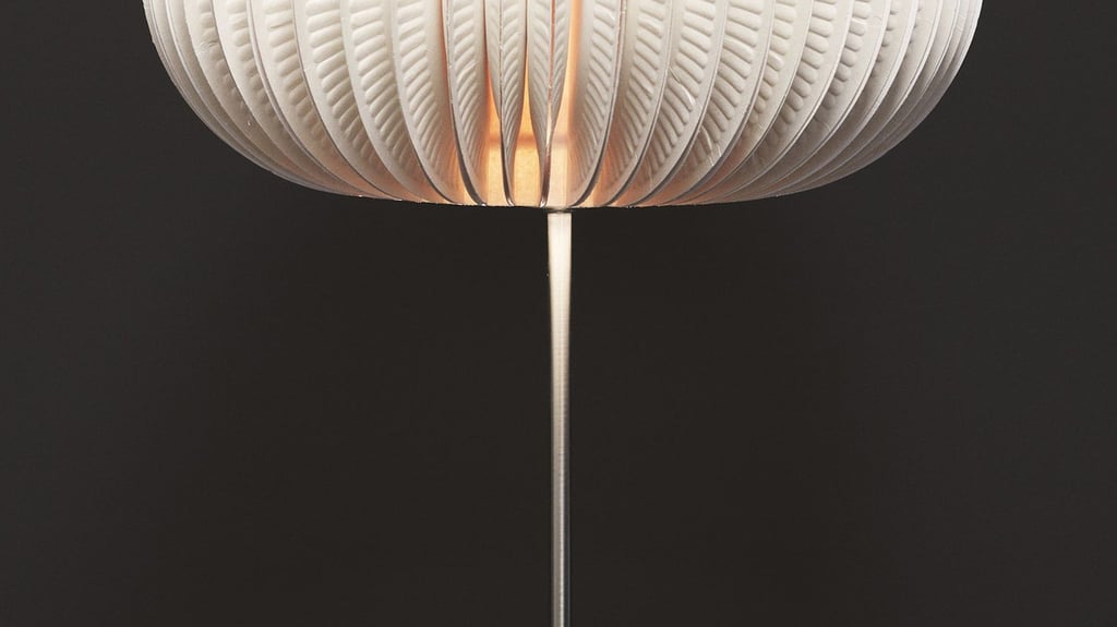 Durch die gefalteten Pappteller erhält der Lampenschirm mehr Tiefe.