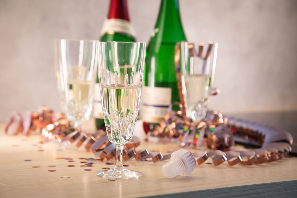 Prost! Sekt genießt man am besten sofort – denn die Flasche lässt sich nur schwer wieder verschließen, oder?