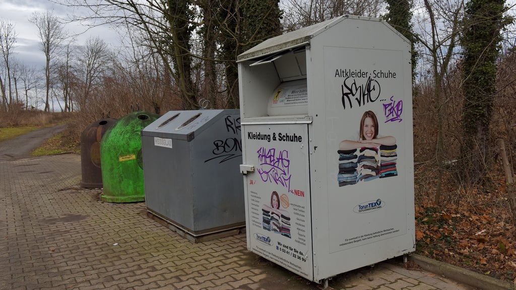Ein Altkleidercontainer steht beispielsweise auf dem Parkplatz am Schlossberg in Mansfeld. 