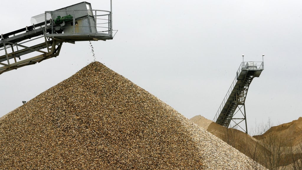 Kies und Sand sind weiter der in Deutschland am häufigsten gewonnene Rohstoff. Doch die Fördermenge schrumpft. (Symbolbild)