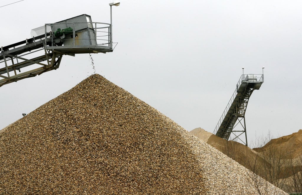 Kies und Sand sind weiter der in Deutschland am häufigsten gewonnene Rohstoff. Doch die Fördermenge schrumpft. (Symbolbild)