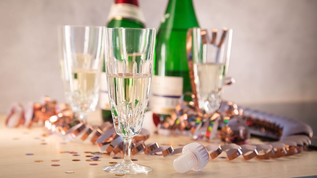 Prost! Sekt genießt man am besten sofort – denn die Flasche lässt sich nur schwer wieder verschließen, oder?