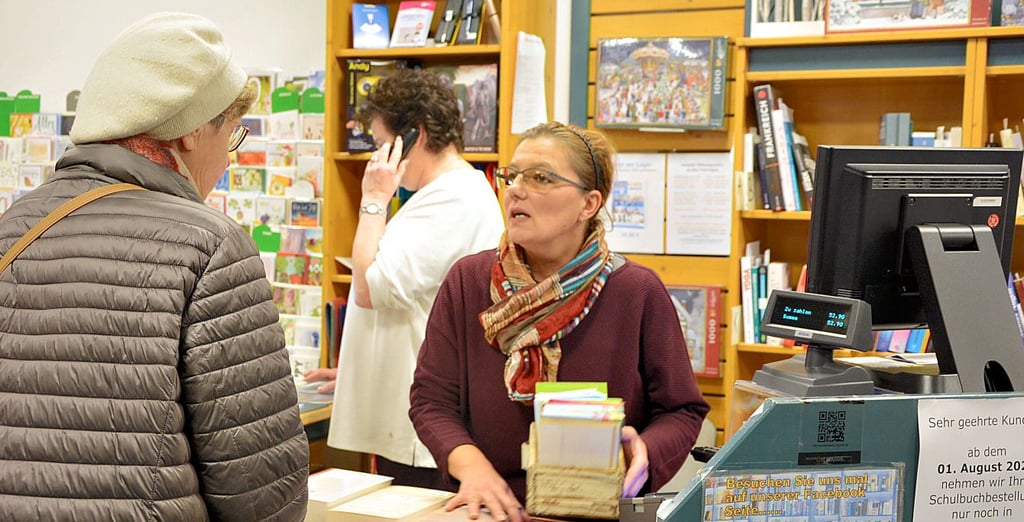 Claudia Sopart, Leiterin der Buchhandlung „Am Rathaus“ in Schönebeck,  im Gespräch mit einer Kundin. Kurz vor Weihnachten herrscht im Geschäft Hochkonjunktur.