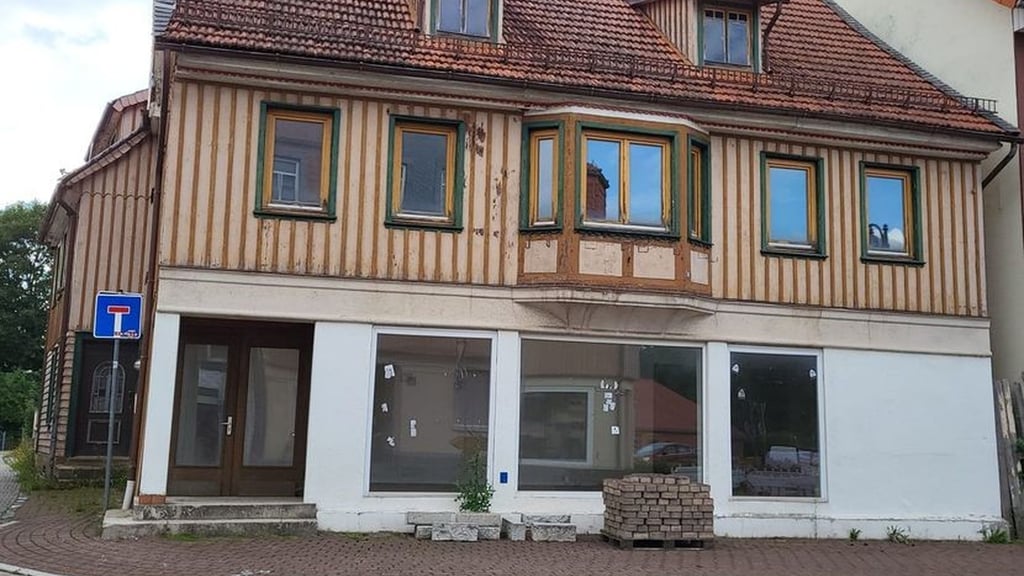 Das Team der Spinn-Stube aus Benneckenstein will eine Kulturgenossenschaft gründen. Ziel ist es, das aktuell leerstehende Gebäude am Töpfermarkt 16 zu erwerben und für neue Projekte zu nutzen.