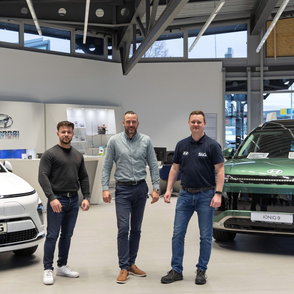 Zum Unternehmen gehören nun neben 38 Mitarbeitenden im Bereich Mercedes-Benz sechs weitere, die voll und ganz für die Marke Hyundai zuständig sind. Hier freuen sich Tim Marchewka, Mathias Behling und Steffen Wiedemann auf Ihren Besuch (v.l.n.r.).