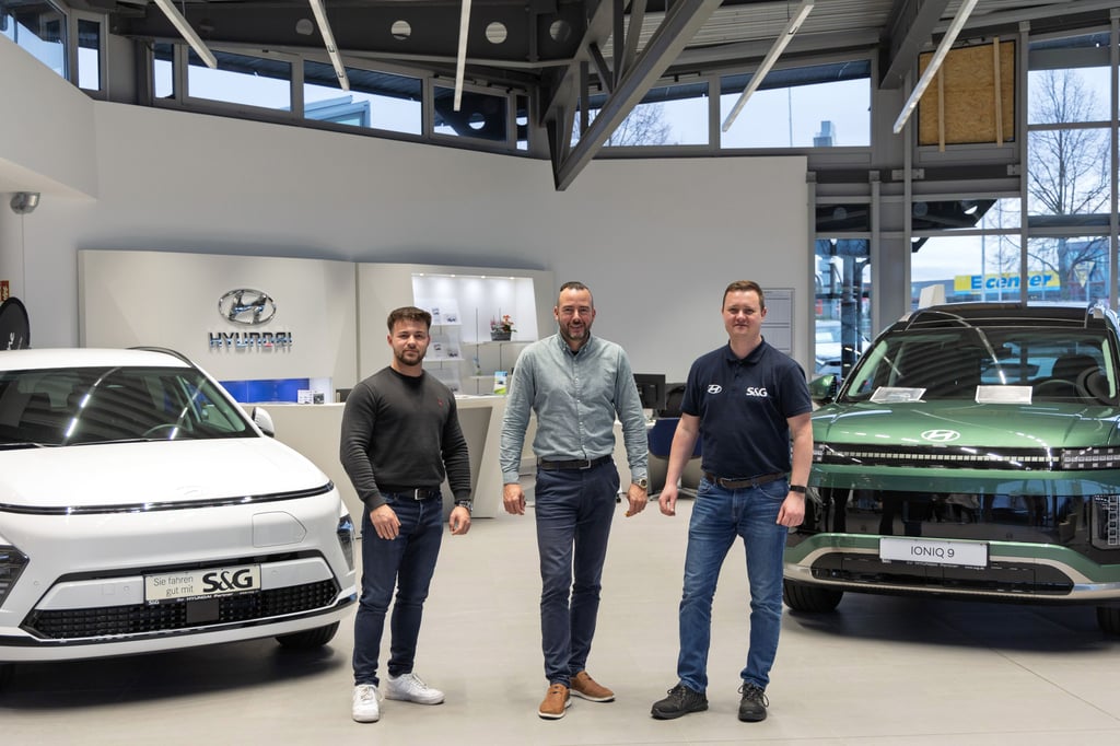Zum Unternehmen gehören nun neben 38 Mitarbeitenden im Bereich Mercedes-Benz sechs weitere, die voll und ganz für die Marke Hyundai zuständig sind. Hier freuen sich Tim Marchewka, Mathias Behling und Steffen Wiedemann auf Ihren Besuch (v.l.n.r.).