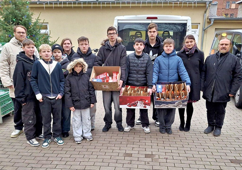 Die jungen Bewohner des Freiguts Garsena mit den Geschenktüten für die Obdachlosen.