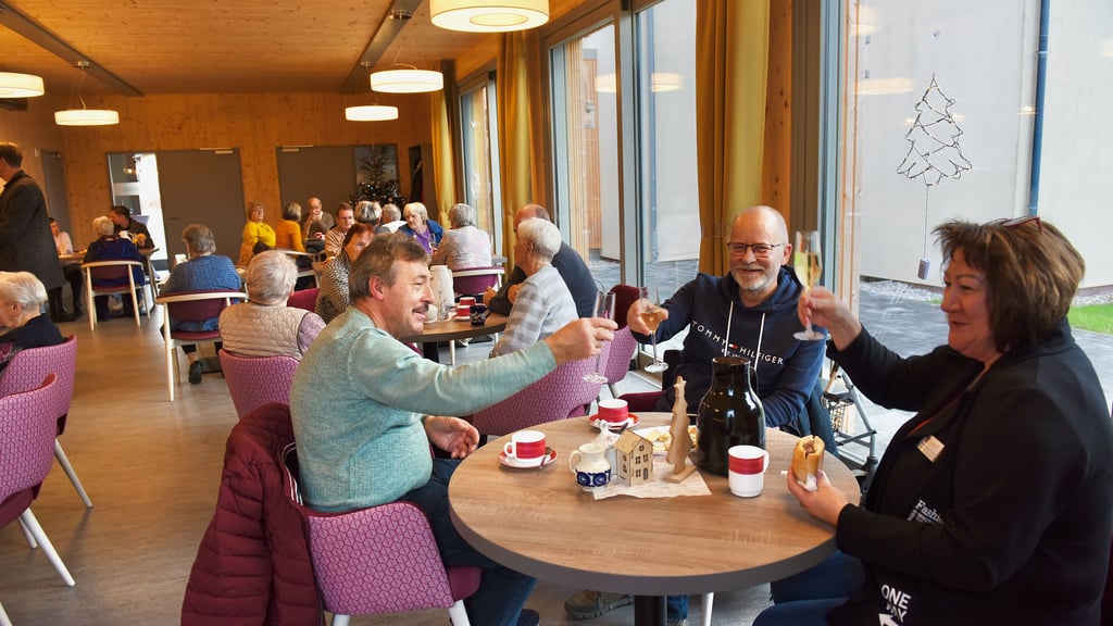 Mit Sekt wurde auf die Einweihung des Anbaus in Klostermansfeld angestoßen. 