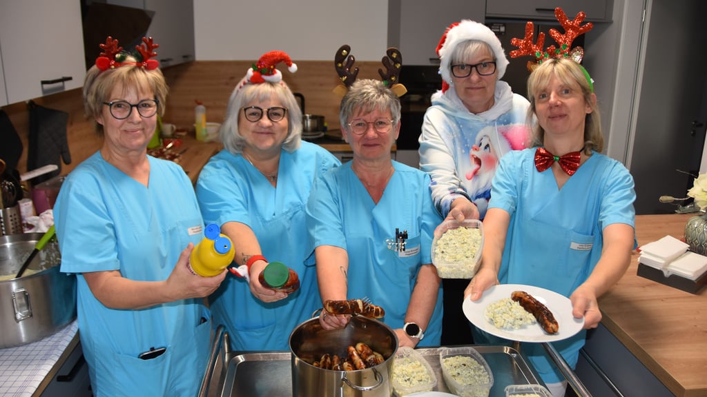 Team in der neuen Küche: Manuela Jerratsch (v.l.),  Nadien Neugebauer, Heike Simowski, Jeannette Damm und Inka Watzka präsentieren stolz die hellen, freundlichen Räume der Tagespflege in der Hagenpassage.