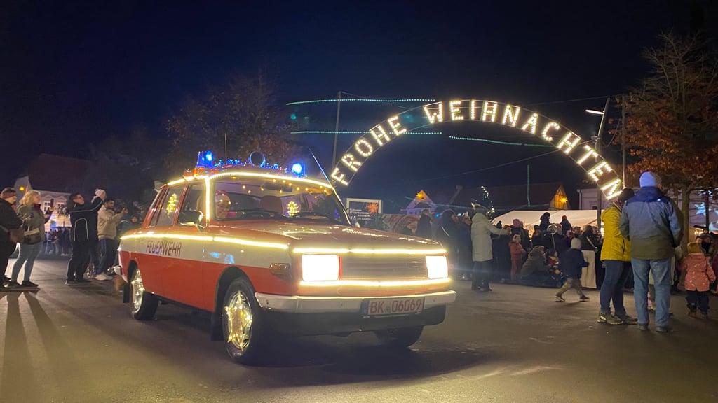 Am Sternenmarkt machte der festliche Konvoi einen Zwischenstopp. 