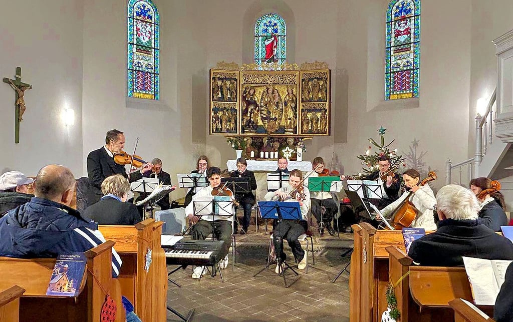 Festliche Musik präsentierte das Köthener Schlossconsortium, Lieder sangen der Görziger  Kirchenchor  im  Cösitzer Gotteshaus.  