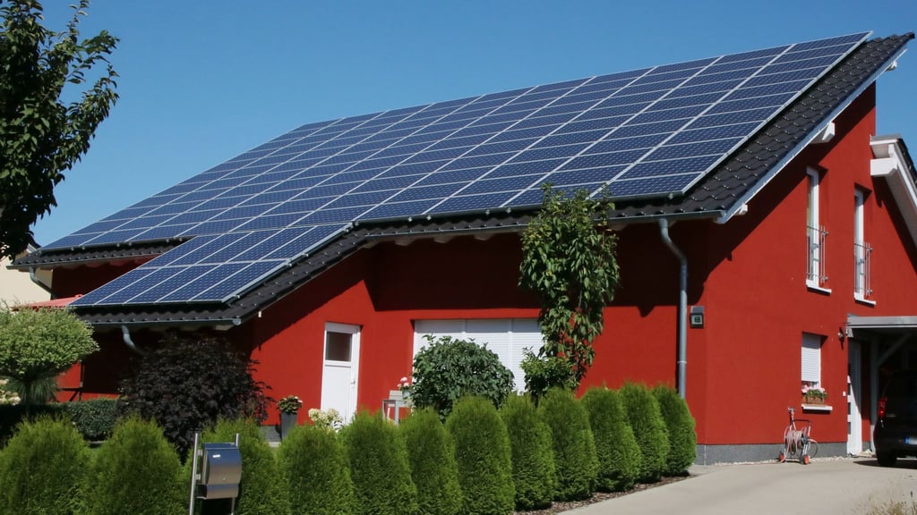 Wer Strom aus seiner Photovoltaikanlage ins Netz einspeist, kann sich über eine Einspeisevergütung freuen – vorausgesetzt, die Anlage ist korrekt angemeldet.