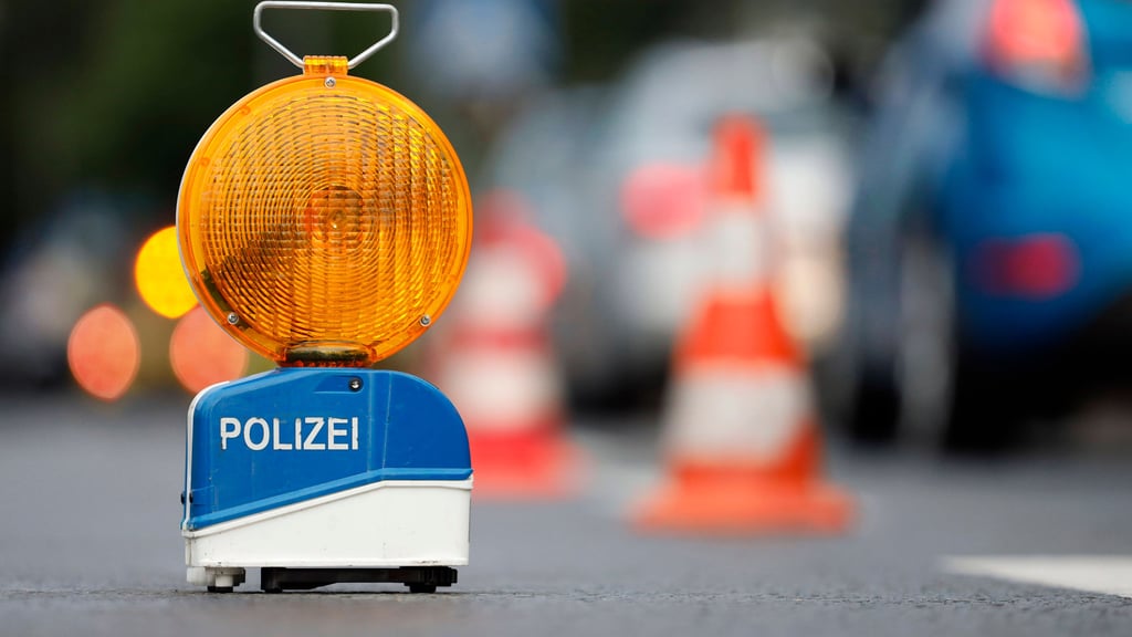 Die Polizei sichert eine Unfallstelle. 