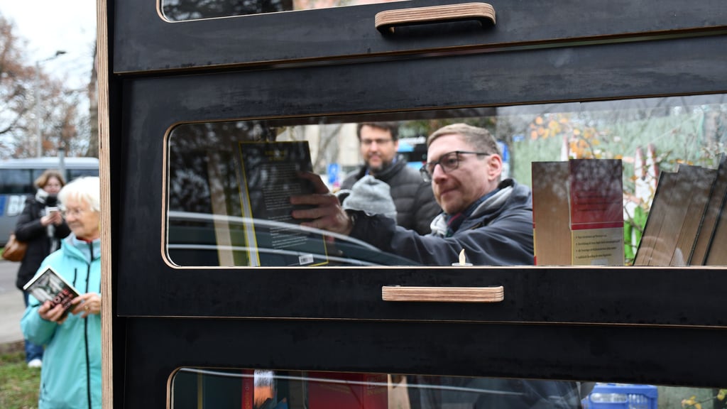 In der Magdeburger Innenstadt wurde ein weiterer Bücherschrank aufgestellt. Lesefreunde können sich dort jederzeit bedienen.