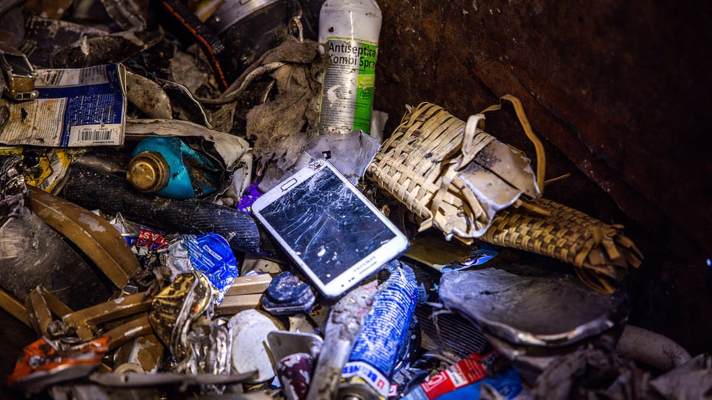 Ein altes Smartphone in den Hausmüll werfen? Das ist eine brandgefährliche Idee.