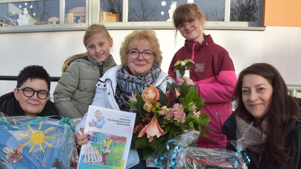 Hortleiterin Kathrin Mehling (l.) und Horterzieherin Elisabeth Kups-Hocke (r.) sowie Zoey (2.v.l.) und Jane verabschieden sich von der künftigen Ruheständlerin Evelin „Evi“ Röhl.