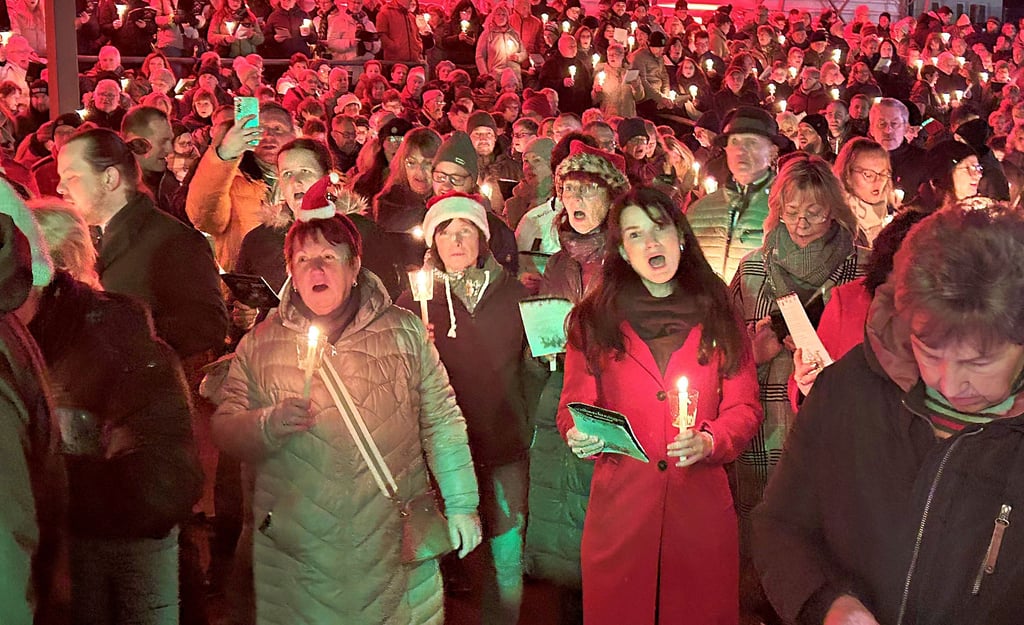 Das Weihnachtssingen in Sandersdorf füllt die Tribünen – Kerzenlicht und Gesang verbinden die Besucher zu einem großen Chor.