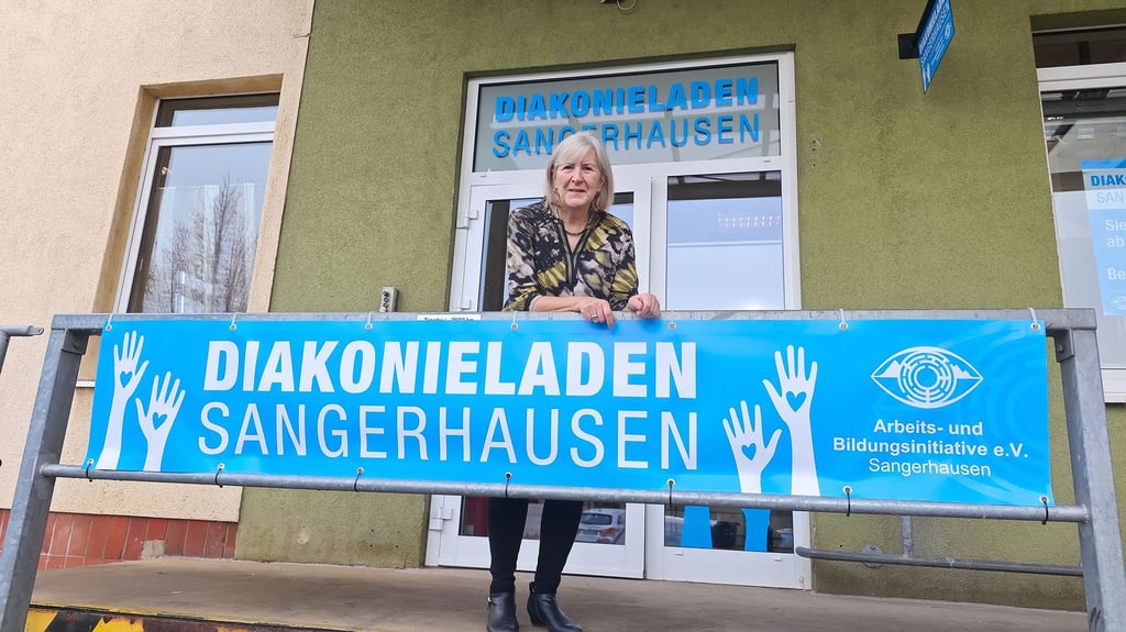 Die großen blauen Banner und die Plakate in den Fenstern weisen bereits jetzt auf die Neueröffnung hin. 